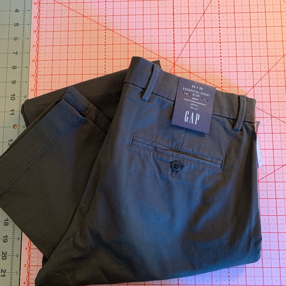 NWT Men’s Gap Essential Khaki Slim Pants 32 x 32